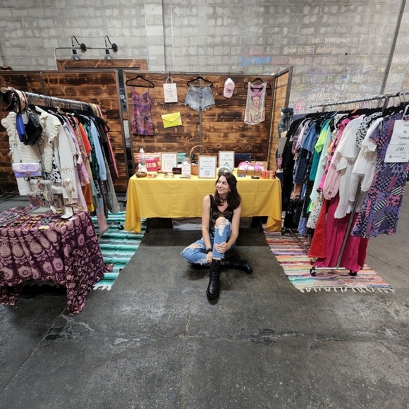 @stylishgiraffe is live! Silent Show Up To 75% Off! Gift Thrifted ✨️🎁 - Picture 12 of 15